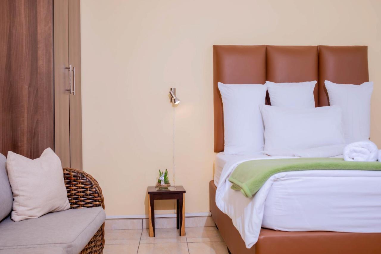 Road House Guest House Omuthiya Exterior foto