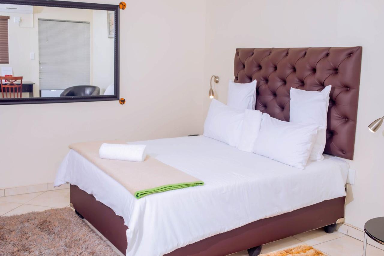 Road House Guest House Omuthiya Exterior foto
