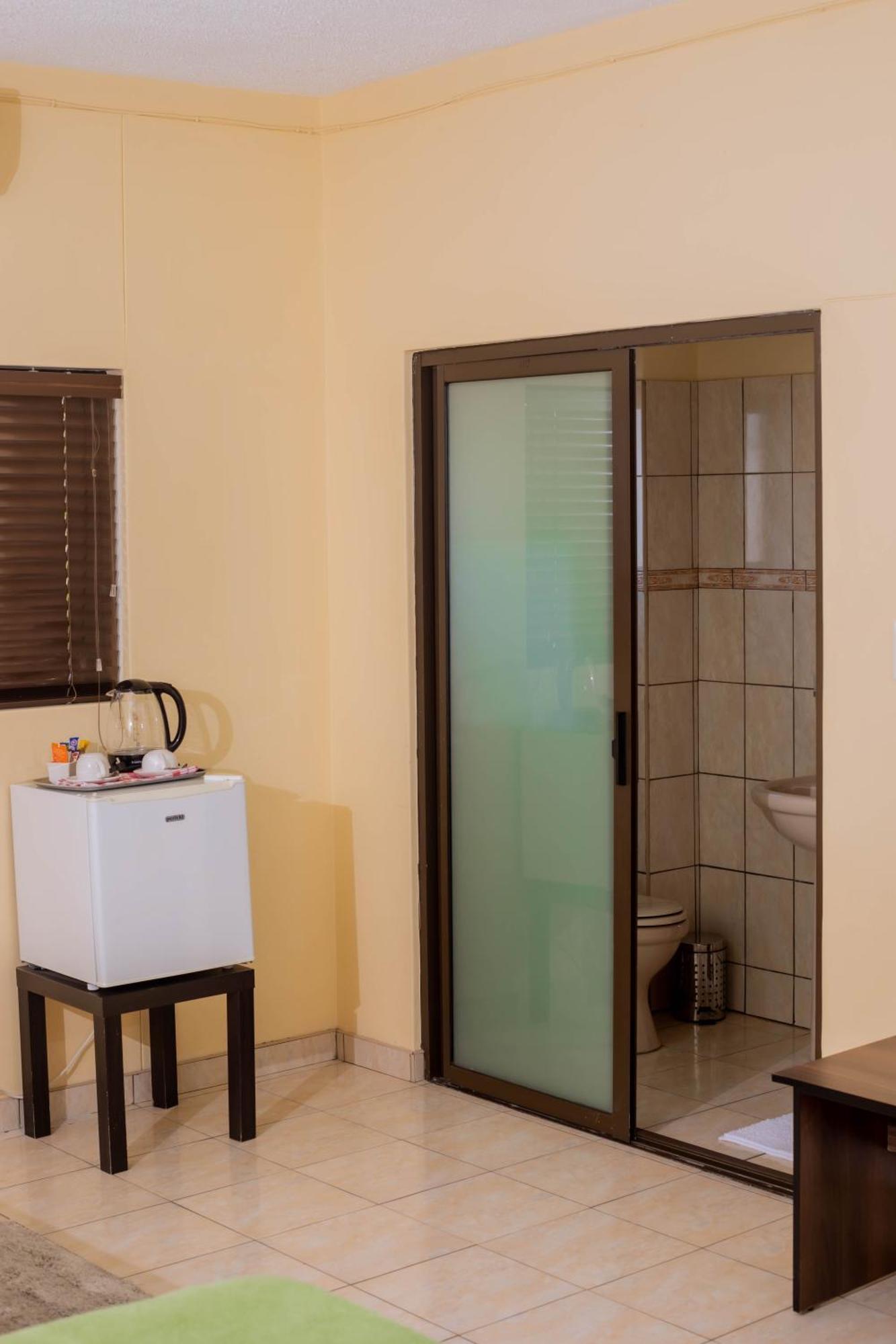 Road House Guest House Omuthiya Exterior foto