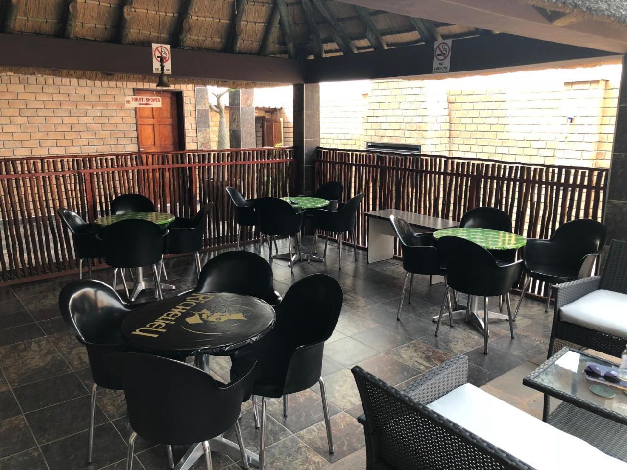 Road House Guest House Omuthiya Exterior foto